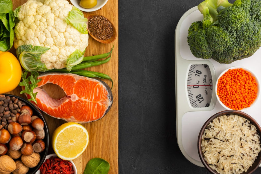 Gesunde Lebensmittel zum Zunehmen mit Fisch, Gemüse und Hülsenfrüchten neben einer Küchenwaage